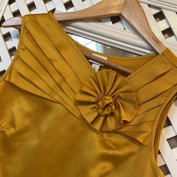 Golden sleeveless silky top size small, lightweight business causal - Picture 2 of 10